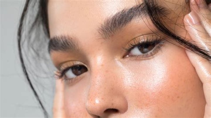 Are thin eyebrows back 2021?