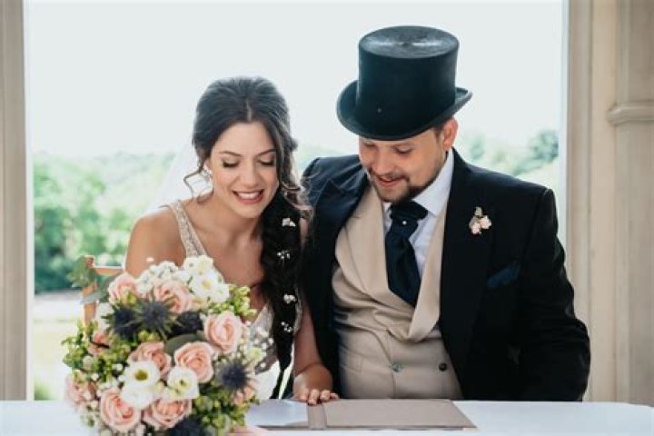 Can anyone become a wedding registrar?