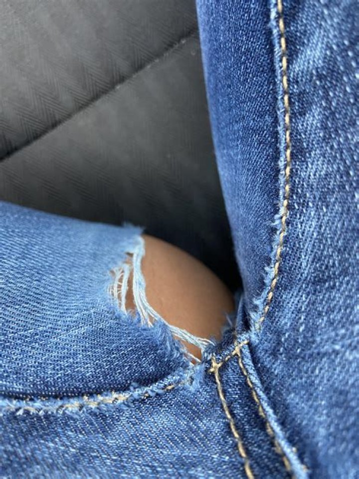 Can I wear ripped jeans in London?