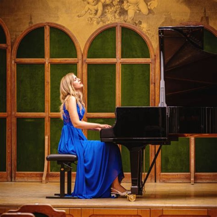 Can Jennifer Hudson play a piano?