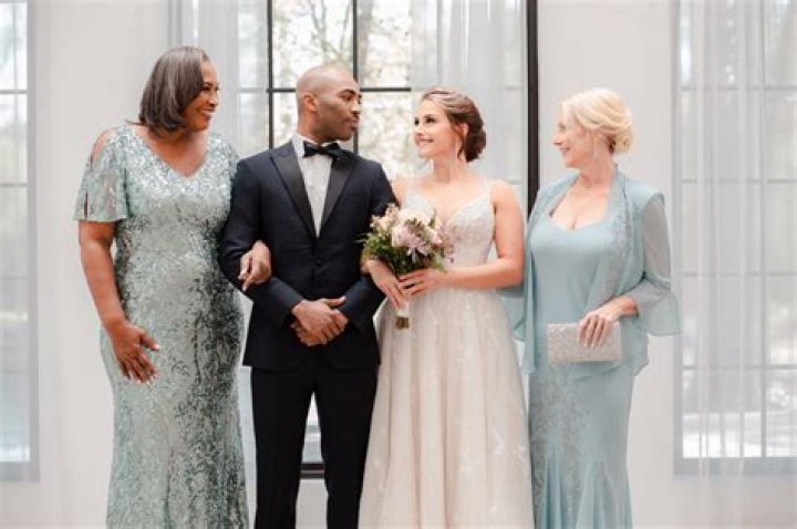 Can mother of bride and mother of groom wear same color?