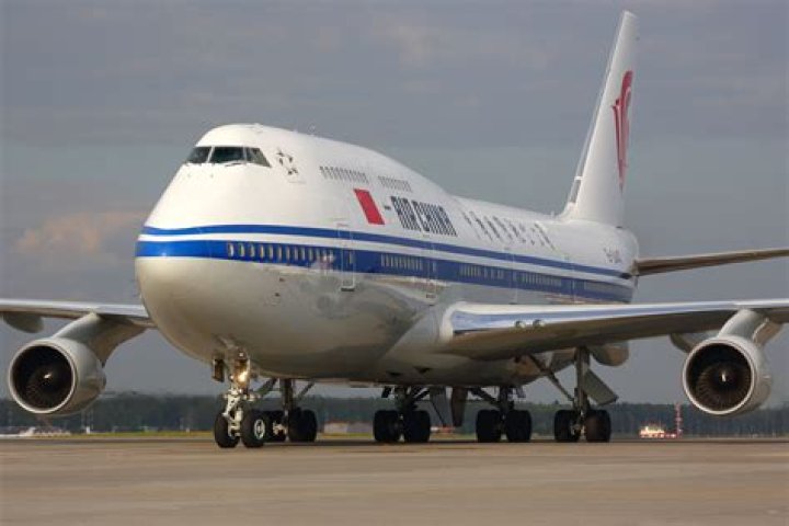 Can you fly a 747 upside down?