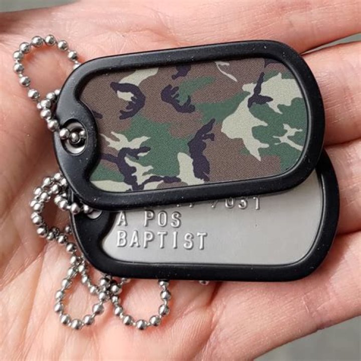 Do British soldiers wear dog tags?