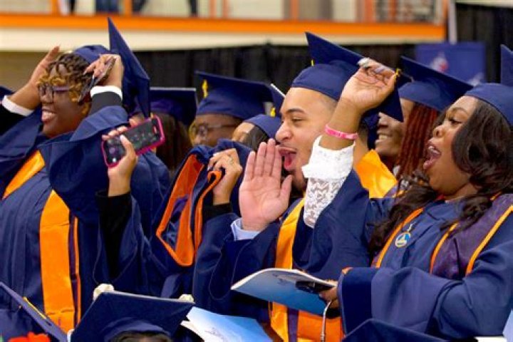 Do college students graduate in fall or spring?