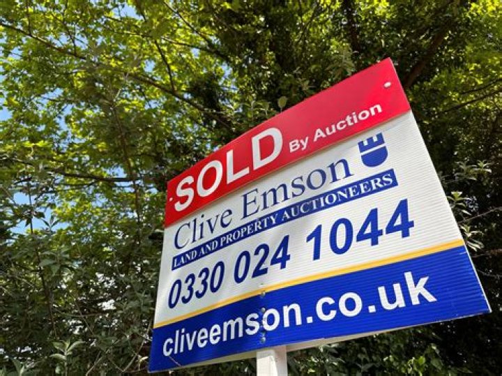 Do houses sell for less at auction?