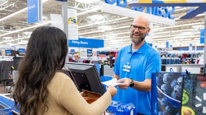 Do Walmart hire convicted felons?