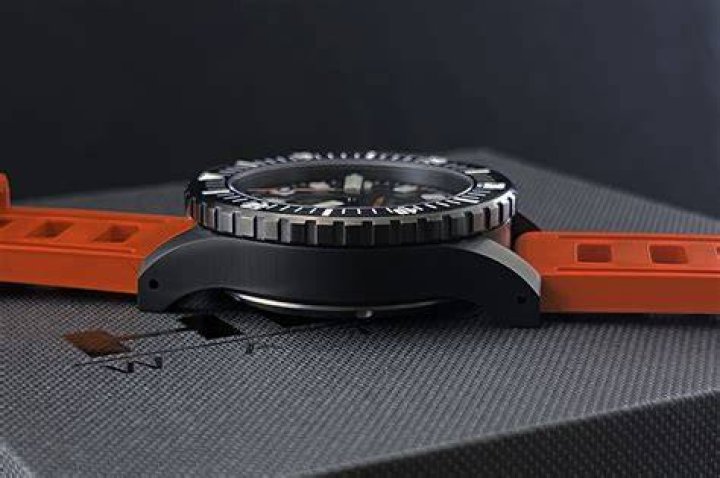 Do watches lose time if not worn?