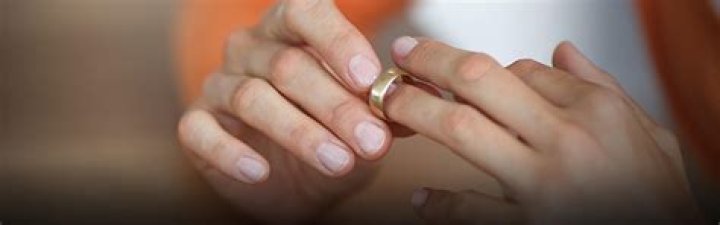 Do widows wear wedding rings?