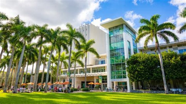 Do you have to live on campus freshman year at University of Miami?