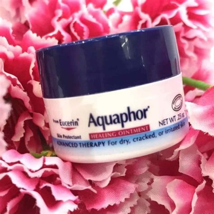 Does Aquaphor absorb into skin?