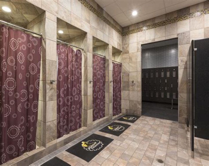 Does NYU gym shower?