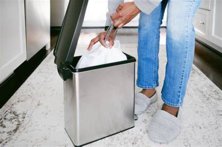 How do I stop my bin bag from smelling?