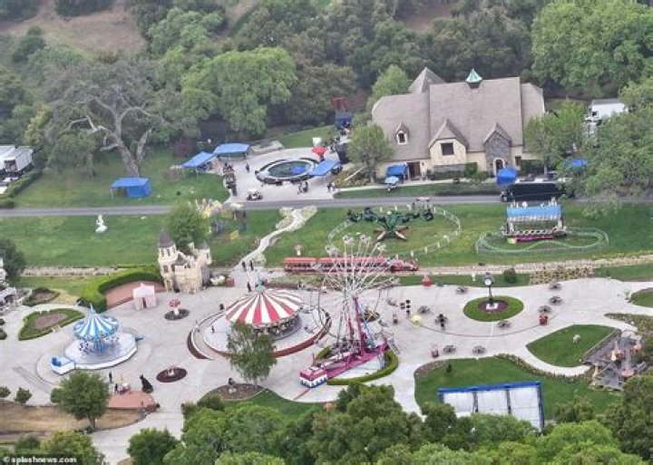 How far is Neverland from Los Angeles?