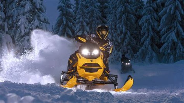 How fast does a 800 snowmobile go?