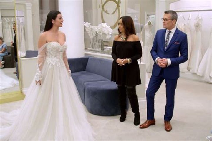 How much do bride consultants make?