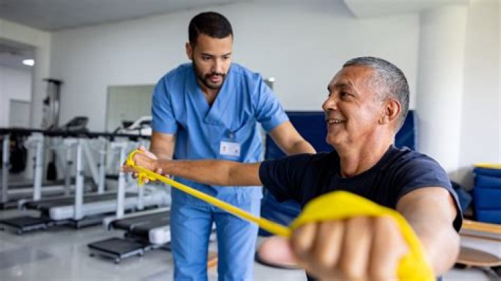 How much do home physical therapists make?