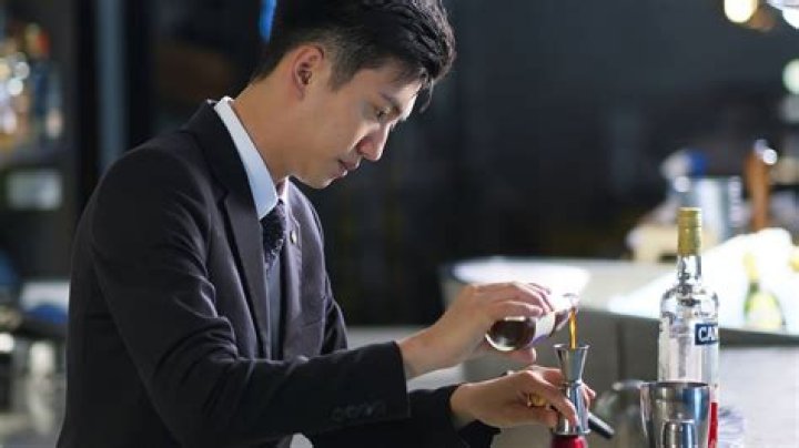 How much does a bartender make in Hong Kong?