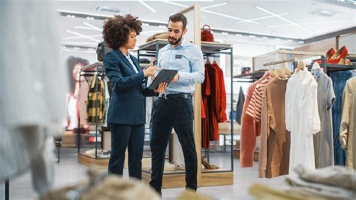 How much does a retail clothing store manager make?