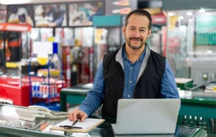How much does a store manager make on average?