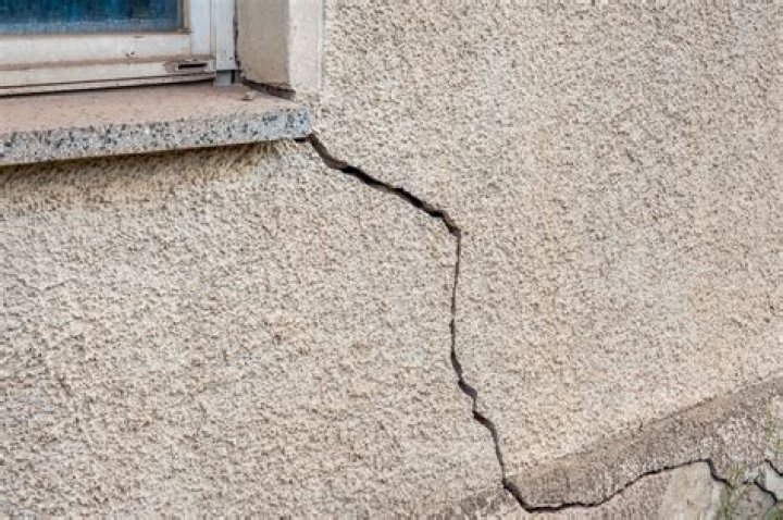 How much does it cost to fix cracks in stucco?