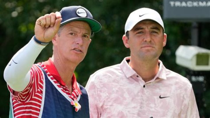 How much does Jim Furyk's caddie make?