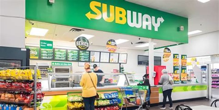 How much is it to own a Subway franchise?