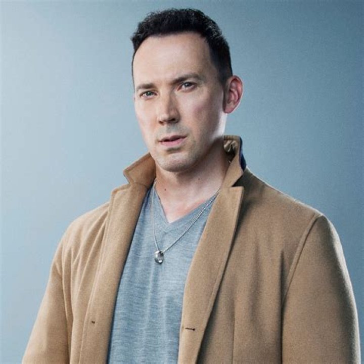 How tall is David Caves of Silent Witness?