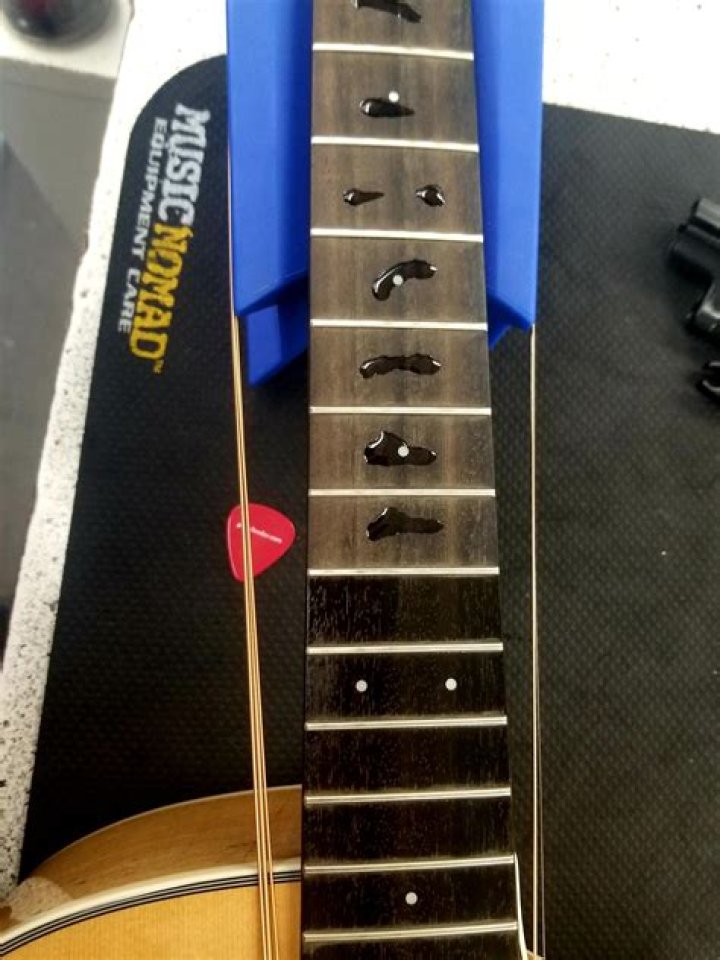 Should you oil a rosewood fretboard?