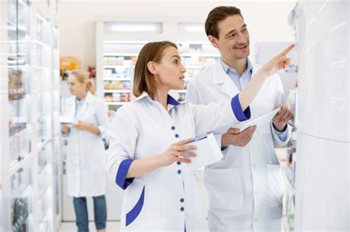What are the typical work responsibilities of pharmacy technicians?