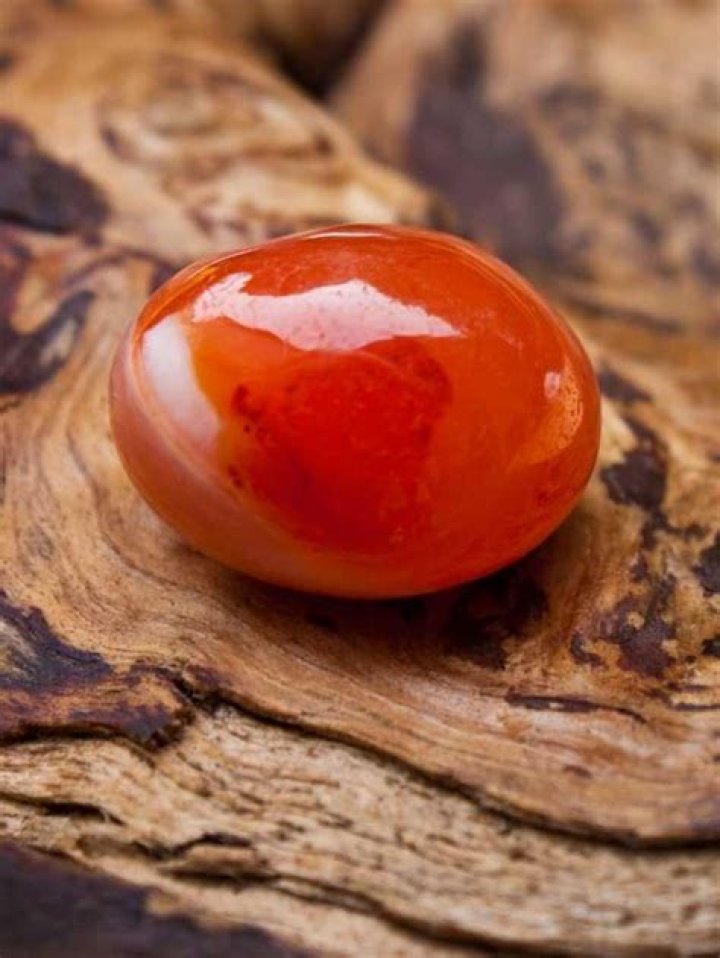What chakra does carnelian connect to?