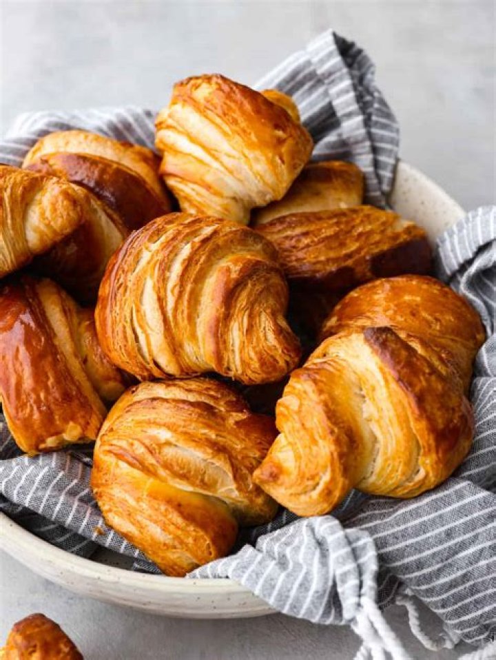 What is healthier English muffin or croissant?