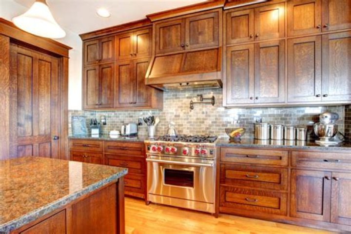 What is the average cost to replace kitchen cabinets?