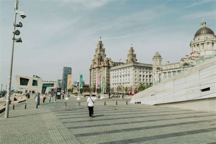 What is the best city for a single man?
