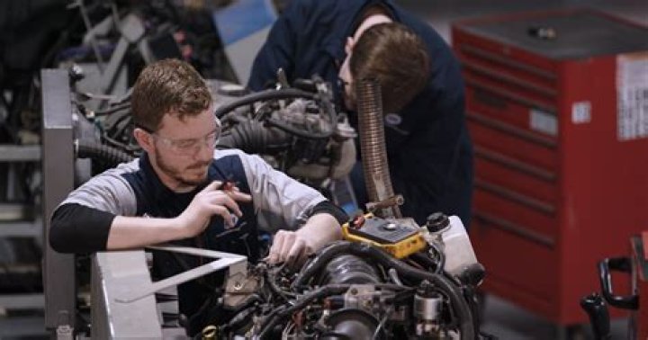 What is the difference between a diesel mechanic and technician?
