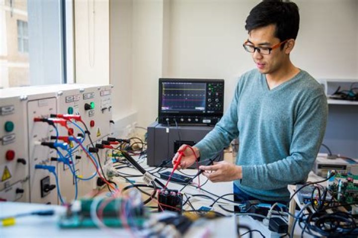What jobs can electronic engineers do?