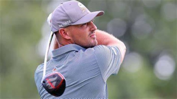 What kind of grip does Bryson DeChambeau use?