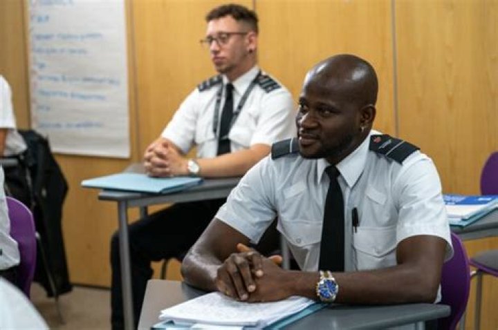 What qualifications do you need to become a prison officer?