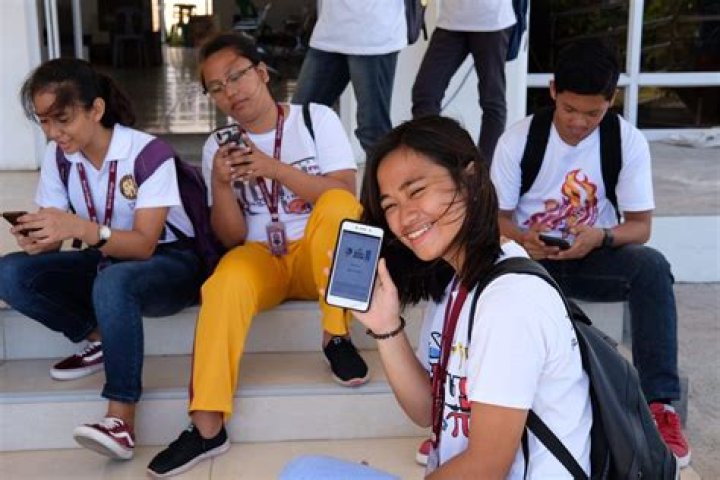 What should an online program provide to students?