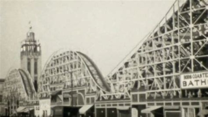 What was the first ever amusement park?