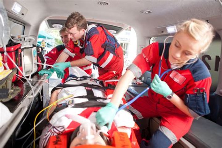 Which is better EMT or paramedic?