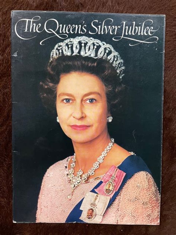 Who can wear the Queens Silver Jubilee Medal?