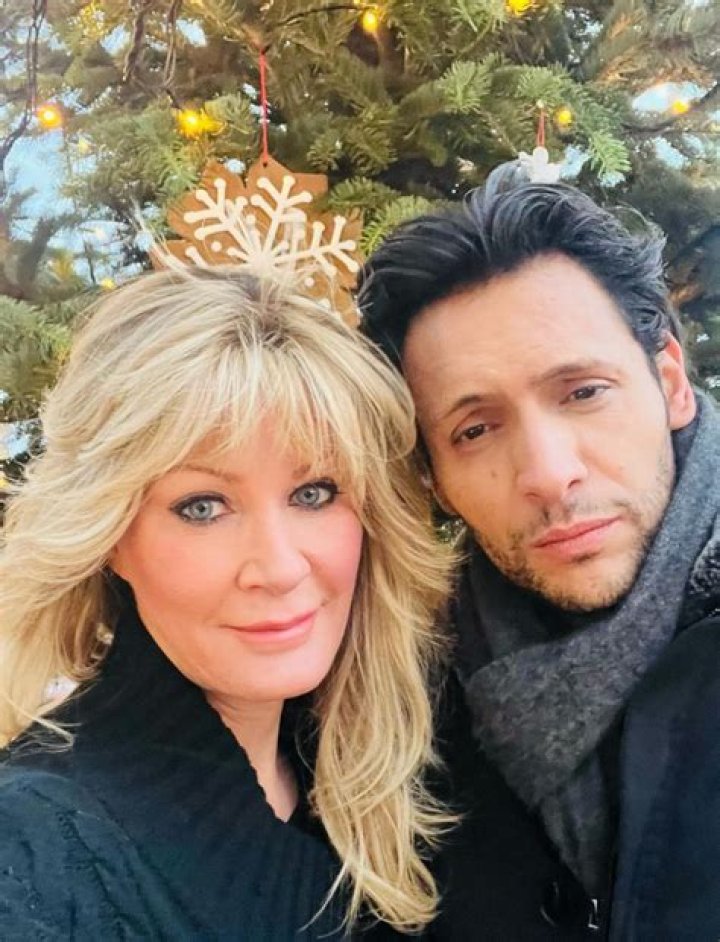 Who is Sandra Lee married to?