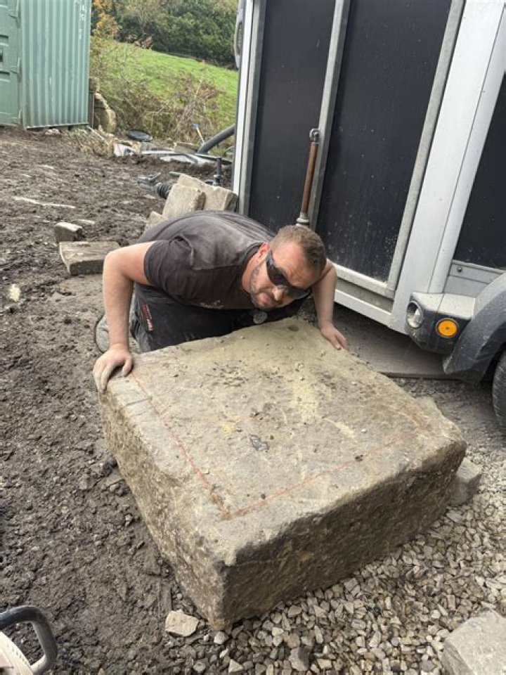 Who works with stone?